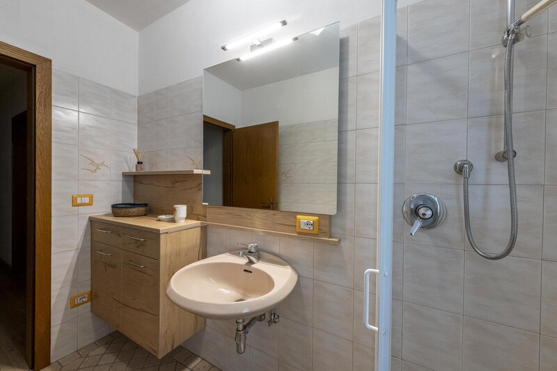 APARTMENT VERNEL bathroom with shower